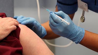 El Reino Unido recomienda no poner la vacuna de Pfizer a pacientes con alergias severas