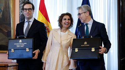 El ministro de Economía, Comercio y Empresa y nuevo vicepresidente primero del Gobierno, Carlos Cuerpo, y el recién nombrado ministro de Hacienda, Arcadi España, han prometido este viernes sus nuevos cargos ante Felipe VI en el Palacio de la Zarzuela, y posteriormente han escenificado en el Ministerio de Hacienda el tradicional traspaso de carteras con María Jesús Montero.