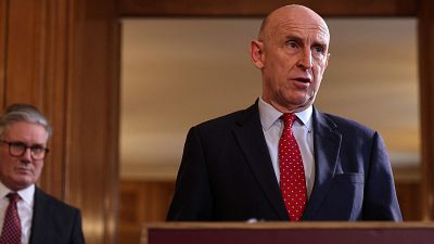Renuncian dos miembros del Gobierno de Starmer por discrepancias sobre el gasto militar en el Reino Unido