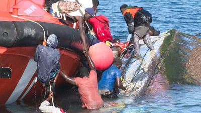 Mueren cuatro mujeres y tres niñas tras volcar un cayuco con más de 150 personas en El Hierro