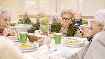 Las residencias aguantan con generadores a la espera de que vuelvan los suministros