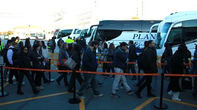 Usuaris fent cua per pujar als autobusos habilitats en el Pla Alternatiu de Transport a Sant Vicenç de Calders
