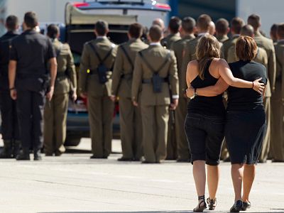 Llegan los féretros a España Llegan los féretros a España