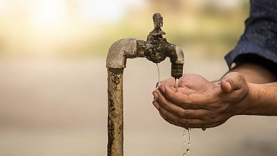 La sequía obliga a restringir el agua en varios municipios españoles: desde cortes de riego a cierre de duchas en playas