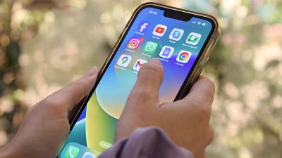 Una usuària amb un telèfon intel·ligent