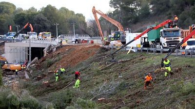 Operaris treballant al talús de l'AP-7 a Gelida (ACN | Mar Martí) Operaris treballant al talús de l'AP-7 a Gelida (ACN | Mar Martí)