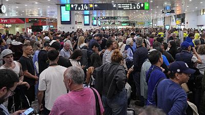 Jornada de retrasos y cancelaciones en los trenes por varias incidencias en Barcelona-Sants y Atocha