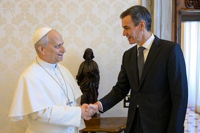 Sánchez resalta su "sintonía" con el papa tras una inédita reunión previa al viaje de León XIV