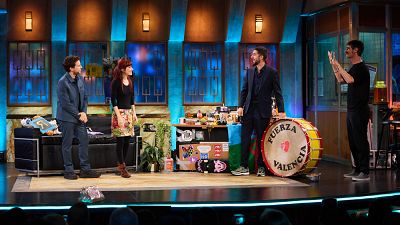 Álvaro Cervantes y Miriam Garlo enseñan lengua de signos en La Revuelta | Programa completo