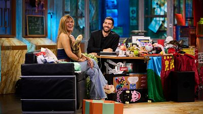 El divertido guiño de Karol G a su novio Feid durante la pregunta estrella de Broncano | La Revuelta, completo
