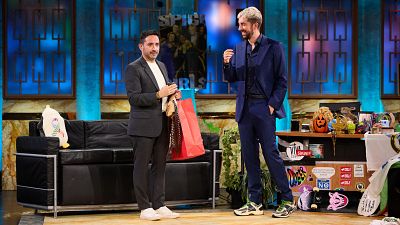 ¡No estás viendo doble! J.A. Bayona le peta la cabeza a Broncano con la venganza más original | La Revuelta, completo