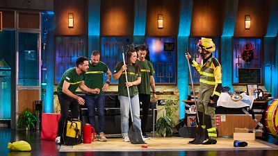 Los bomberos de la BRIF, "cuerpo a cuerpo" contra el fuego para proteger un campamento infantil | La Revuelta, completo