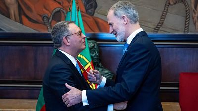 El nuevo presidente de Portugal, Antonio Jose Seguro, saluda a Felipe VI