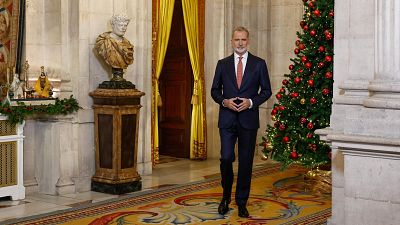 De pie, de nuevo desde el Palacio Real y más breve: las claves del discurso de Navidad del rey Felipe VI