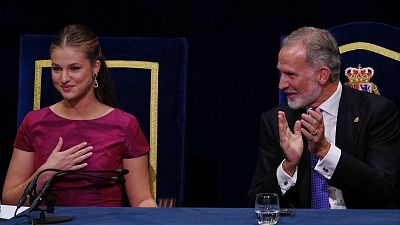 Felipe VI asegura que "la democracia no se agota en unas elecciones" y pide cuidar "sus formas e instituciones"