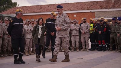 Felipe VI anima a ir "mano con mano" en una tragedia "sin precedentes" en su segunda visita a Valencia por la DANA