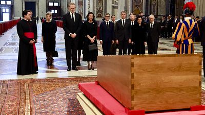 Los reyes despiden en el Vaticano al papa, acompañados de Díaz, Montero, Bolaños y Feijóo