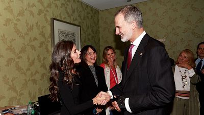 Los reyes Felipe y Letizia recrean en el set de RTVE su saludo cómplice 20 años después