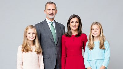 Los reyes y sus hijas estrenan retratos oficiales, incluyendo uno de familia