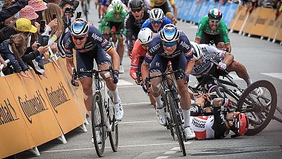 Roglic pierde más de un minuto en una nueva jornada marcada por la caídas que se ha llevado Tim Merlier