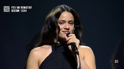 Rosalía apareix per sorpresa al concert-manifest x Palestina al Sant Jordi