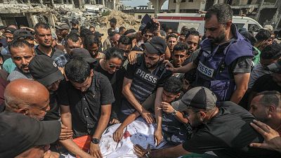 Palestinos asisten al funeral de los periodistas muertos en un ataque israelí, frente al Hospital Al-Shifa en la ciudad de Gaza, el 11 de agosto de 2025. Palestinos asisten al funeral de los periodistas muertos en un ataque israelí, frente al Hospital Al-Shifa en la ciudad de Gaza, el 11 de agosto de 2025.