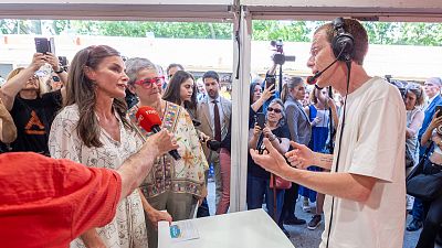 La reina Letizia visita el estand de RTVE en la Feria del Libro de Madrid 2025