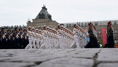 Rusia celebra el Día de la Victoria más austero sin armamento pesado y bajo una inédita tregua en Ucrania