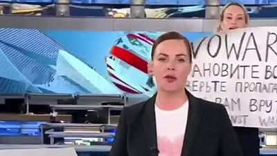 Rusia pone en libertad a la periodista Marina Ovsiannikova que protestó contra la guerra en directo