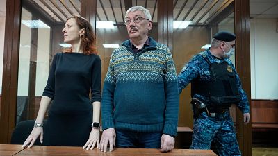 Condenan a dos años y medio de cárcel al activista ruso Oleg Orlov por "desprestigiar al Ejército"