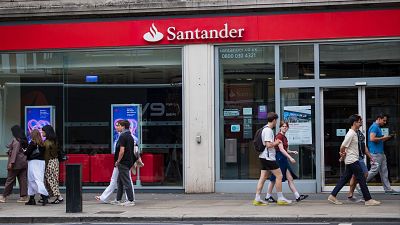 Sabadell vende el banco TSB, su filial británica, al Santander por más de 3.000 millones de euros