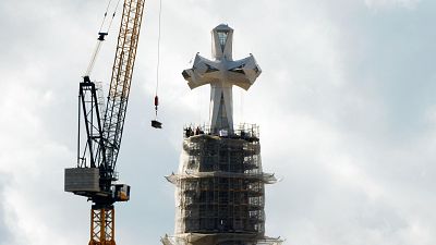 La creu de la Sagrada Família ja llueix al complet després de la retirada de les bastides