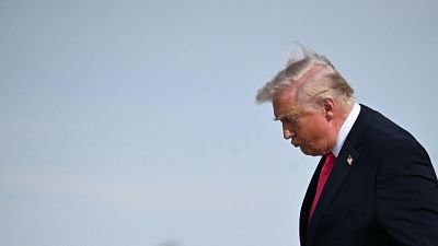 Donald Trump baja las escaleras del Air Force One a su llegada a Nevada