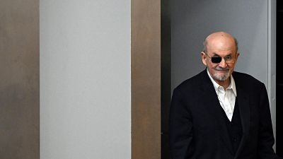 Salman Rushdie declara en el juicio contra su agresor: "Pensé que me estaba golpeando, pero eran puñaladas"