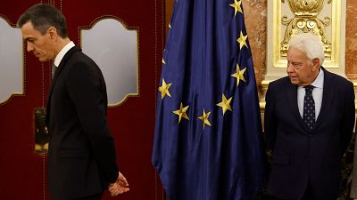 Breve y frío, así ha sido el saludo entre Sánchez y González después de decir que "votará en blanco"