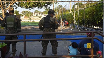 El Salvador, entre derechos humanos y seguridad: "¿Cómo explicas a una niña que su madre está detenida por nada?"