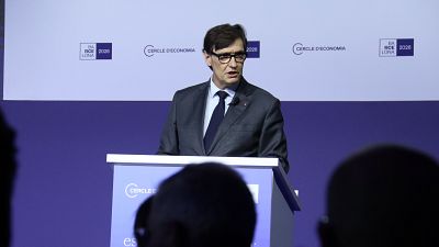 Salvador Illa, president de la Generalitat, parla en un esdeveniment formal davant d'un fons amb el logo "CERCLE D'ECONOMIA" i "BARCELONA 2026". Salvador Illa, president de la Generalitat, parla en un esdeveniment formal davant d'un fons amb el logo "CERCLE D'ECONOMIA" i "BARCELONA 2026".
