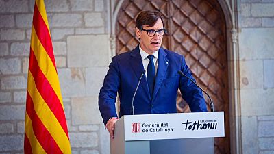 Salvador Illa, President de la Generalitat, parla darrere d'un faristol amb els símbols de la Generalitat i la Senyera a la Galeria Gòtica del Palau. Salvador Illa, President de la Generalitat, parla darrere d'un faristol amb els símbols de la Generalitat i la Senyera a la Galeria Gòtica del Palau.
