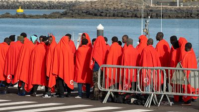 Salvamento rescata a 62 personas que viajaban en dos cayucos cerca de las costas canarias