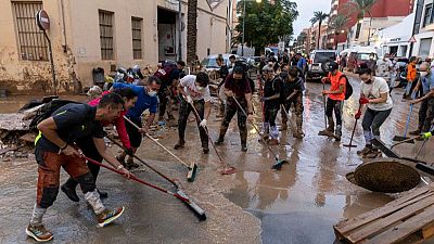 Le salvan la vida con un butrón, reparten ayuda en bici y otras noticias solidarias tras la DANA