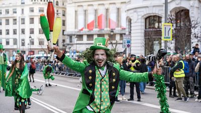 Varias personas marchan durante el desfile de San Patricio, el 14 de marzo de 2026, en Madrid, una celebración que ha teñido de verde la capital de España.