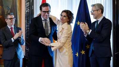 La exvicepresidenta primera del Gobierno, María Jesus Montero abraza al nuevo vicepresidente primero del Gobierno y ministro de Economía, Carlos Cuerpo, junto al nuevo ministro de Hacienda, Arcadi España. La exvicepresidenta primera del Gobierno, María Jesus Montero abraza al nuevo vicepresidente primero del Gobierno y ministro de Economía, Carlos Cuerpo, junto al nuevo ministro de Hacienda, Arcadi España.