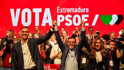 Sánchez arropa a Gallardo en el cierre de campaña: "Extremadura no está en venta" | Ver