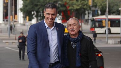 El president del govern espanyol, Pedro Sánchez, abraça el secretari general de la UGT, Pedro Álvarez, abans de participar al 44è Congrés Confederal de la UGT (ACN | Aina Martí) El president del govern espanyol, Pedro Sánchez, abraça el secretari general de la UGT, Pedro Álvarez, abans de participar al 44è Congrés Confederal de la UGT (ACN | Aina Martí)