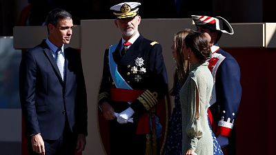 Sánchez hace esperar a los reyes en el desfile de la Fiesta Nacional y recibe pitos, abucheos y gritos de "dimisión"