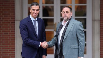 El presidente del Gobierno, Pedro Sánchez, saluda al líder de ERC, Oriol Junqueras, en la Moncloa.