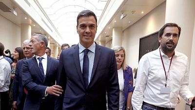 Sánchez mantiene a la ministra Montón: "Está haciendo un gran trabajo y lo va a seguir haciendo"