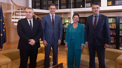 Sánchez se reúne por primera vez con EH Bildu, que le traslada su apoyo para "frenar a las derechas reaccionarias"