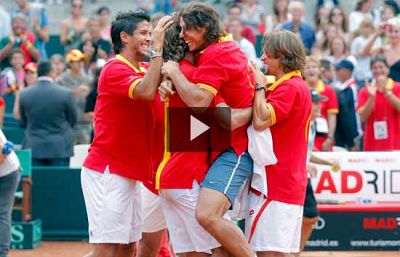 Rafael Nadal ha vuelto a ser el héroe del equipo español, al que ha llevado a la final con sus dos victorias individuales ante Estados Unidos. Y eso que el español no llegaba en el mejor momento de forma y ha estado a punto de no jugar el segundo par Rafael Nadal ha vuelto a ser el héroe del equipo español, al que ha llevado a la final con sus dos victorias individuales ante Estados Unidos. Y eso que el español no llegaba en el mejor momento de forma y ha estado a punto de no jugar el segundo par