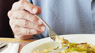 Sancionan a una residencia de mayores en Madrid por servir comida que llevaba un año caducada